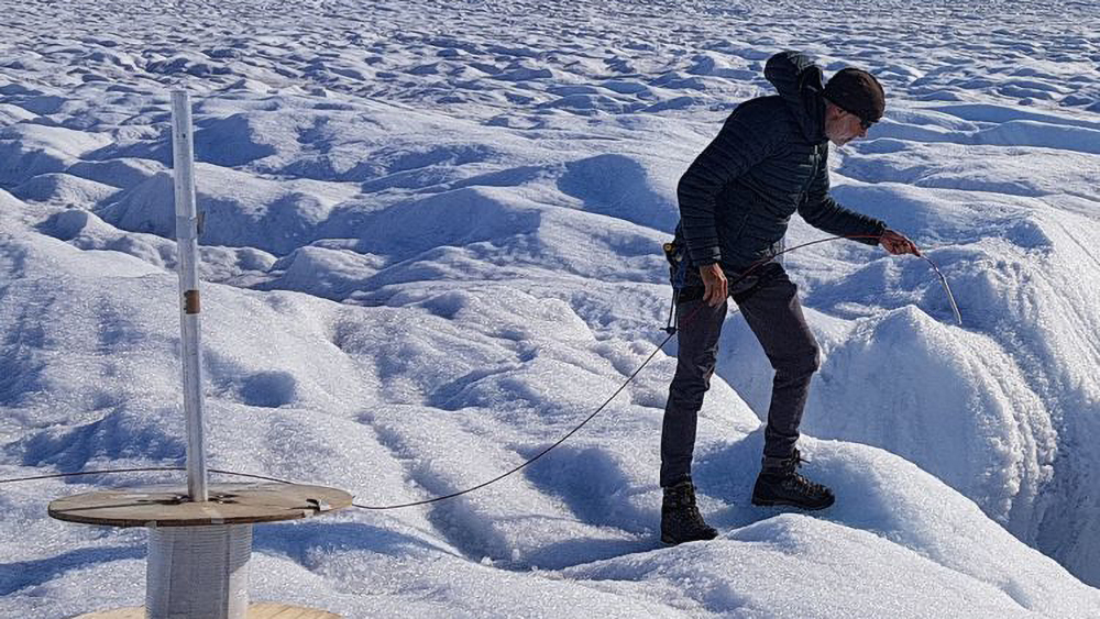 The challenge of FTTH aerial cable installation in extreme weather conditions or remote areas El desafío de la instalación de cable aéreo FTTH en condiciones climáticas extremas o zonas remotas