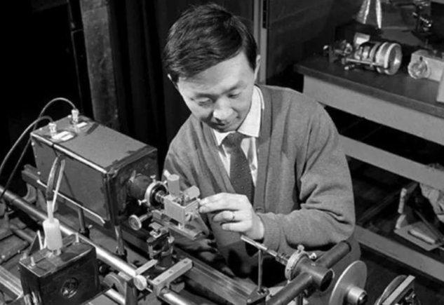 Kao haciendo experimentos