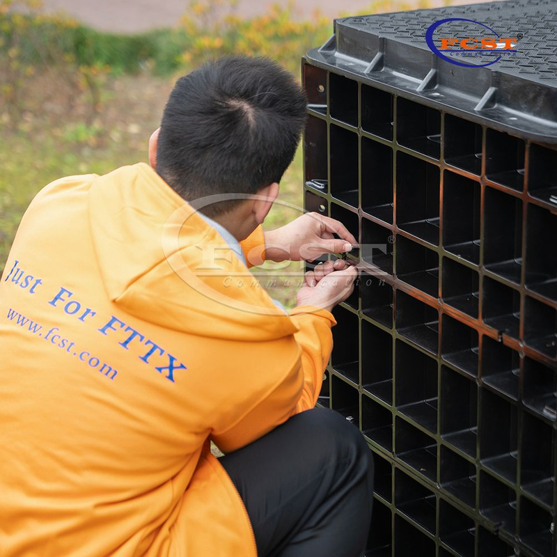 Bóvedas de fibra compuesta modular para telecomunicaciones por cable de fibra óptica subterránea