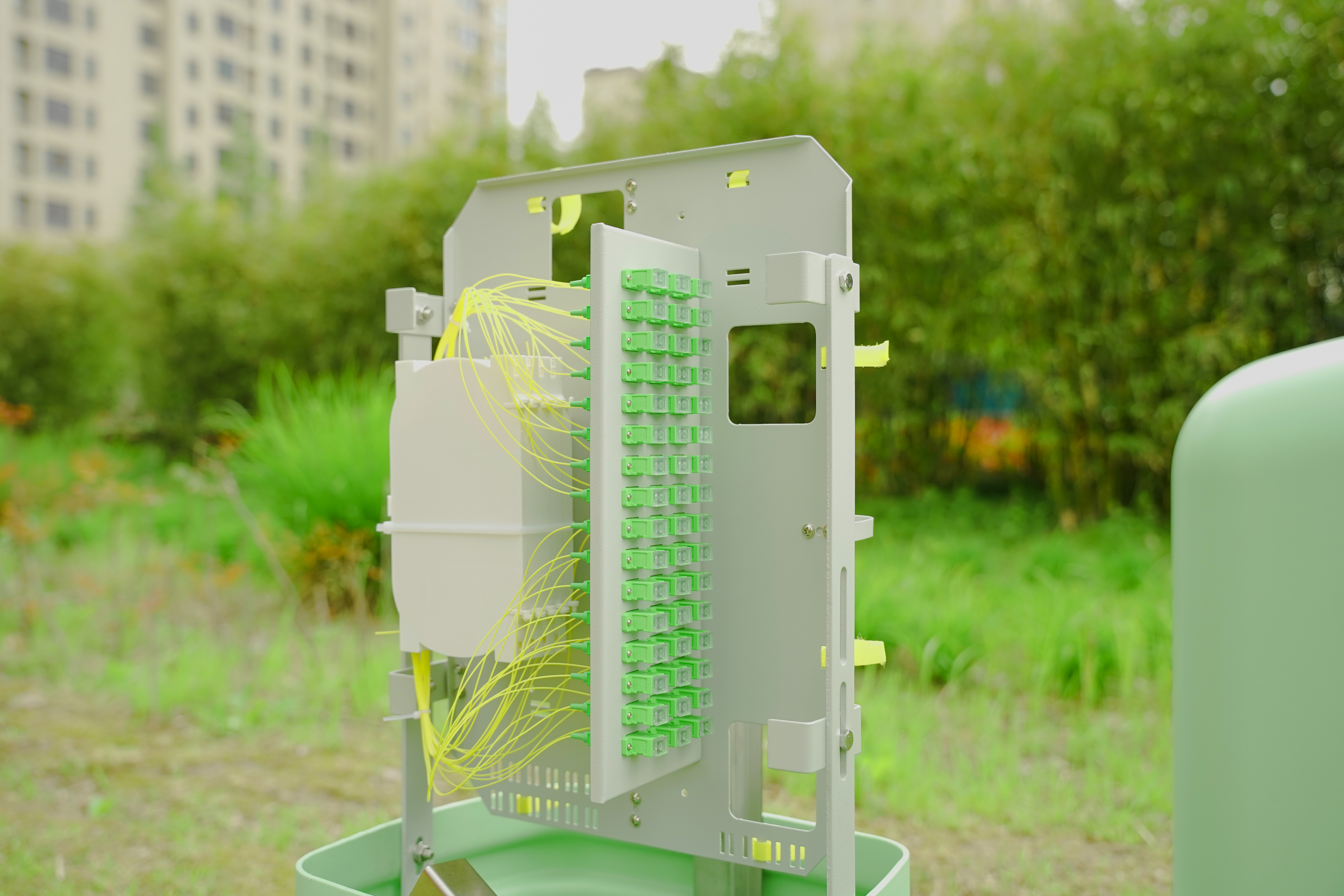 C&oacute;mo instalar un cable de fibra &oacute;ptica en un pedestal exterior (2)