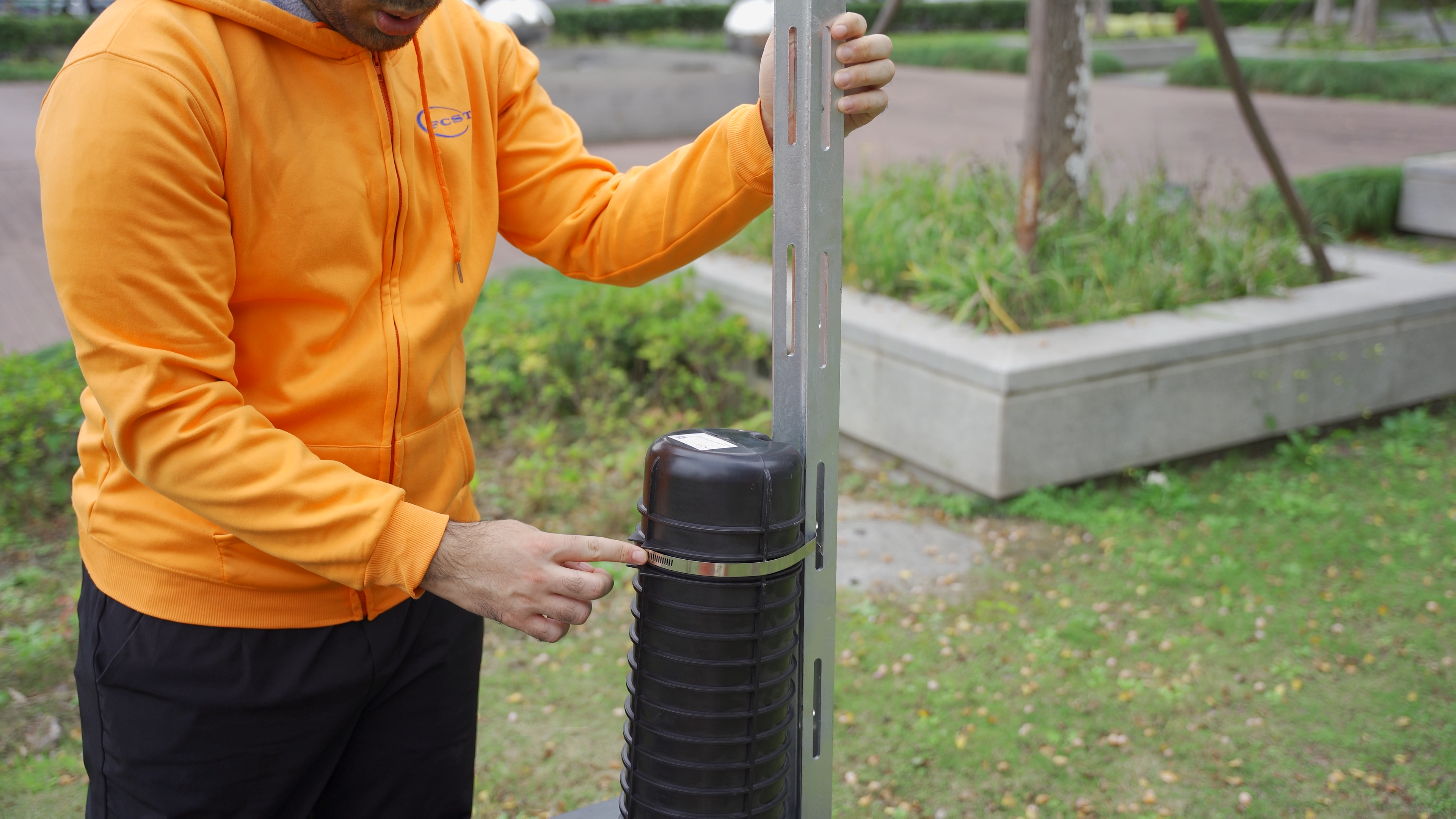 C&oacute;mo instalar un cierre de empalme de fibra tipo domo en un pozo de registro