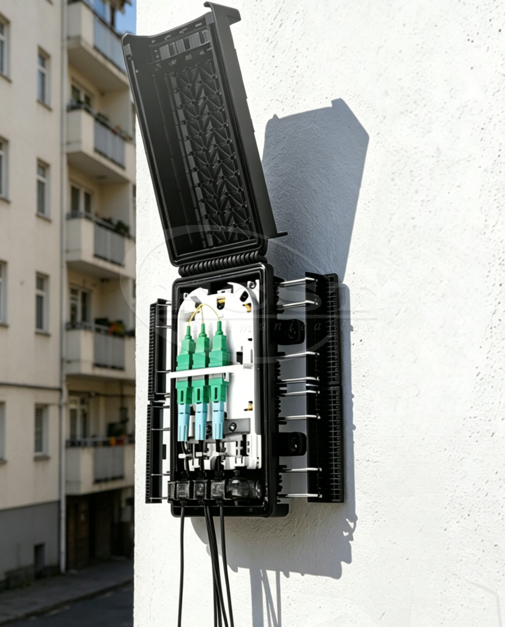 Caja ftth montada en la pared